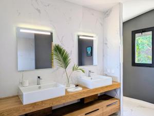 Koupelna v ubytování Luxueuse Villa Calypso - Piscine et vue mer