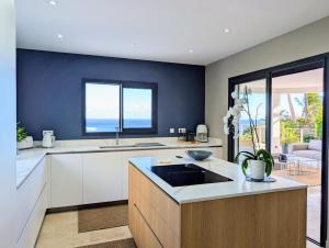 Kuchyň nebo kuchyňský kout v ubytování Luxueuse Villa Calypso - Piscine et vue mer