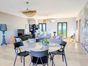 Posezení v ubytování Luxueuse Villa Calypso - Piscine et vue mer