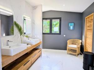 Postel nebo postele na pokoji v ubytování Luxueuse Villa Calypso - Piscine et vue mer
