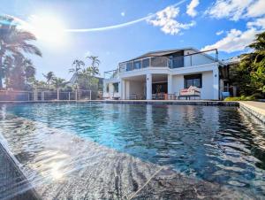 Bazén v ubytování Luxueuse Villa Calypso - Piscine et vue mer nebo v jeho okolí