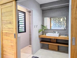 Koupelna v ubytování Luxueuse Villa Calypso - Piscine et vue mer