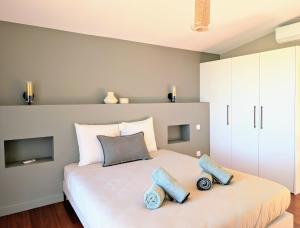 Postel nebo postele na pokoji v ubytování Luxueuse Villa Calypso - Piscine et vue mer
