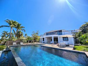Bazén v ubytování Luxueuse Villa Calypso - Piscine et vue mer nebo v jeho okolí