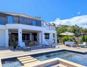 Bazén v ubytování Luxueuse Villa Calypso - Piscine et vue mer nebo v jeho okolí