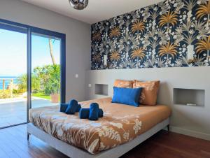 Postel nebo postele na pokoji v ubytování Luxueuse Villa Calypso - Piscine et vue mer