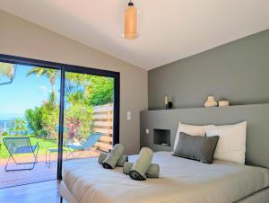 Postel nebo postele na pokoji v ubytování Luxueuse Villa Calypso - Piscine et vue mer + 37 fotografií