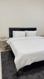 Ένα ή περισσότερα κρεβάτια σε δωμάτιο στο Chic 3-BR Tala Almajd Villas in upscale district Alnahdah Family only