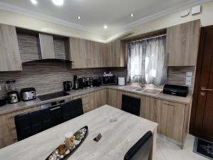 A kitchen or kitchenette at Silver Pearl Apartment