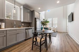 Η κουζίνα ή μικρή κουζίνα στο Gumbo House-Prime Location-King Bed-Fast WiFi