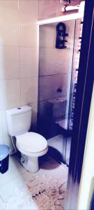un bagno con wc e doccia in vetro di Hotel Cerrado Palace a Ribas do Rio Pardo
