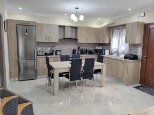 A kitchen or kitchenette at Silver Pearl Apartment