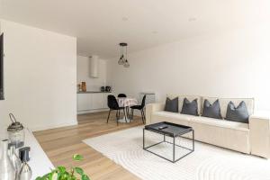 a living room with a couch and a table at Appartement Albi Parking Gratuit in Albi
