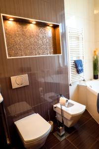 een badkamer met toilet en wastafel bij Residence Oasis in Győr