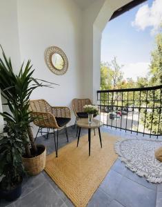 patio z krzesłami i stołem oraz balkonem w obiekcie MINI Chrobrego przy plaży z Loggia w mieście Sopot