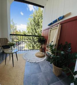 na werandzie ze stołem i roślinami w obiekcie MINI Chrobrego przy plaży z Loggia w mieście Sopot +6 zdjęć