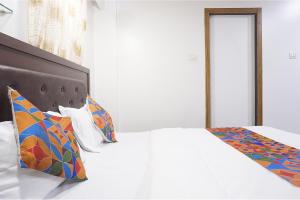 Postel nebo postele na pokoji v ubytování FabHotel Shree Haree Residency - Nr Mazda Garden View