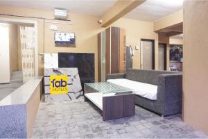 TV a/nebo společenská místnost v ubytování FabHotel Shree Haree Residency - Nr Mazda Garden View