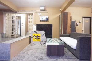 TV a/nebo společenská místnost v ubytování FabHotel Shree Haree Residency - Nr Mazda Garden View