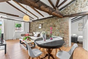 un salon avec une table et des chaises dans l'établissement Apartamento 3, à Selores 14 autres photos