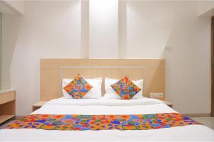 Postel nebo postele na pokoji v ubytování FabHotel Shree Haree Residency - Nr Mazda Garden View
