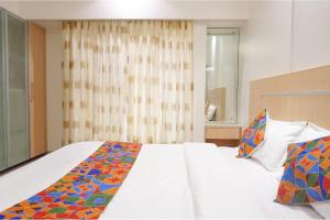 Postel nebo postele na pokoji v ubytování FabHotel Shree Haree Residency - Nr Mazda Garden View