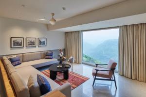 Posezení v ubytování The Dukes Retreat Khandala