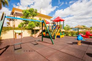 un parco giochi con scivolo e scivolo; di Greice Homes-Luxury 2 bed en-suite south facing & Golf view a Quarteira