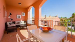 una stanza con balcone con tavolo e sedie di Greice Homes-Luxury 2 bed en-suite south facing & Golf view a Quarteira