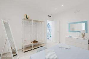 Habitación blanca con paredes blancas y muebles blancos. en Viky Vacanze a San Vito Lo Capo, en San Vito lo Capo