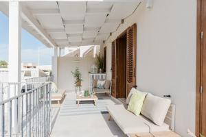 - Balcón con sofá y mesa en Viky Vacanze a San Vito Lo Capo, en San Vito lo Capo