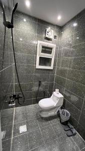 Ένα μπάνιο στο استديو أنيق تسجيل ذكي