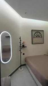 Ένα ή περισσότερα κρεβάτια σε δωμάτιο στο استديو أنيق تسجيل ذكي