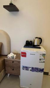 Η κουζίνα ή μικρή κουζίνα στο استديو أنيق تسجيل ذكي