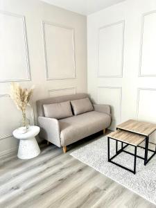 un salon avec un canapé et une table dans l'établissement Maison cosy jungle urbaine, à Dammartin-en-Goële