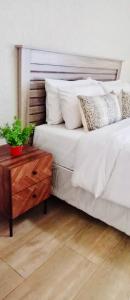 Postel nebo postele na pokoji v ubytování Modern Apartment in Avenues Harare