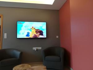 Televiisor ja/või meelelahutuskeskus majutusasutuses Bastogne Maison de vacances avec sauna