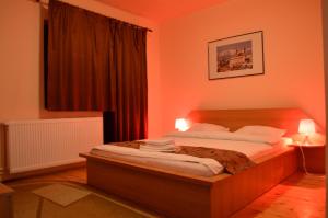 Giường trong phòng chung tại Vila Romana