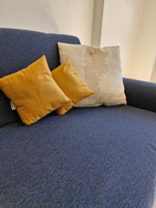 サンフアンにあるDepto Alem y Central RFの青いソファに置かれた3つの枕