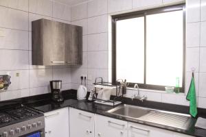 Kuchyň nebo kuchyňský kout v ubytování Cenzo HoliStay-Amalia,Near JKIA Airport & SGR Railway + 29 fotografií