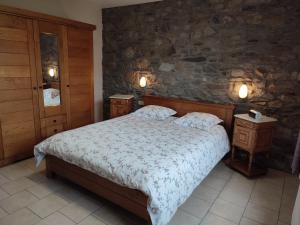 Voodi või voodid majutusasutuse Bastogne Maison de vacances avec sauna toas