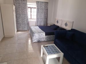 Delta Sharm pool view Studio Shahrazad的休息区