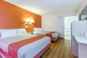 Säng eller sängar i ett rum på Motel 6-Phoenix, AZ - Airport - 24th Street