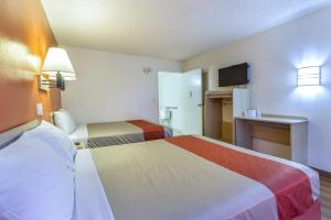 Un pat sau paturi într-o cameră la Motel 6-Phoenix, AZ - Airport - 24th Street