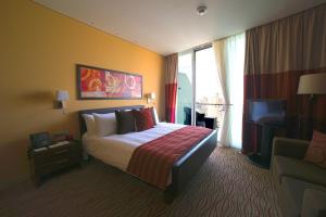 una camera d'albergo con un letto e una televisione di Staybridge Suites Beirut by IHG a Beirut