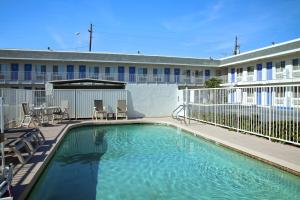 Bazén v ubytování Motel 6-Phoenix, AZ - Airport - 24th Street nebo v jeho okolí