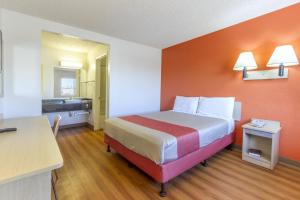Letto o letti in una camera di Motel 6-Phoenix, AZ - Airport - 24th Street