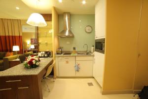 Cucina o angolo cottura di Staybridge Suites Beirut by IHG