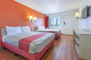 Letto o letti in una camera di Motel 6-Phoenix, AZ - Airport - 24th Street