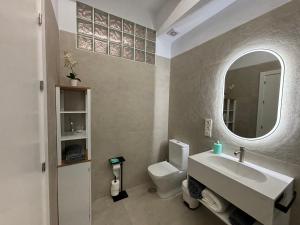 Un baño con lavabo, inodoro y espejo. en Portichuelo Majuelo, en Almuñécar 42 fotos más